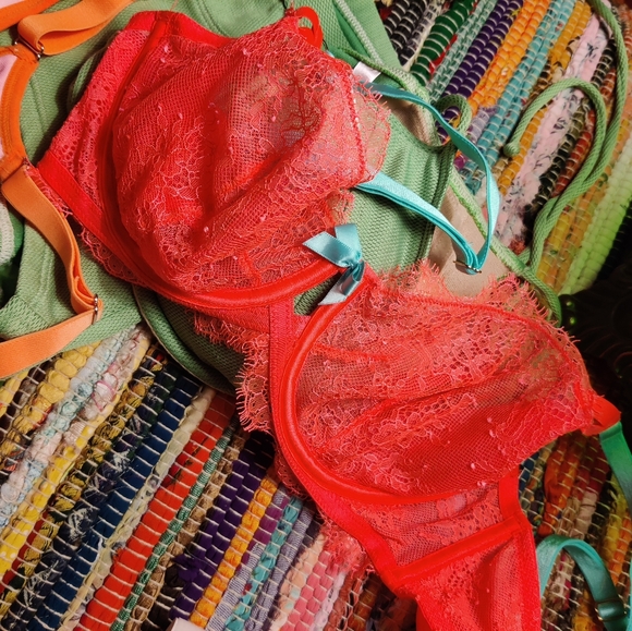 Victoria secret bundle of bras - Picture 2 of 2